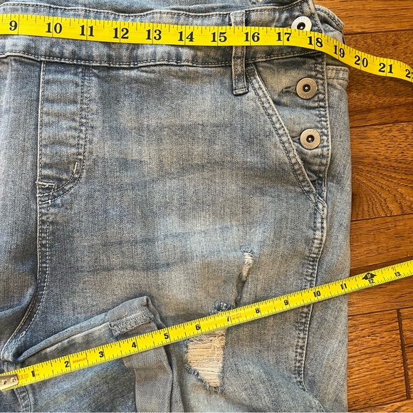 Torrid Stretch Denim
Jean Short Overalls. Distressed Cuffed Hem. Size 16 - Picture 6 of 9
